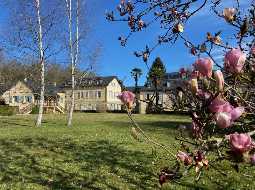 Propriété à Logements Multiples avec une Ancienne Chapelle et des Vues Montagnes